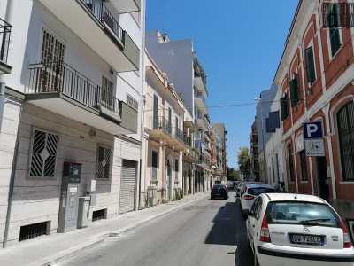 Bari, i balconi al piano terra